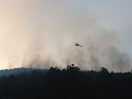 Požar u Rami i dalje gori: Helikopter OS BiH na terenu, iščekuje se pomoć kanadera iz Hrvatske