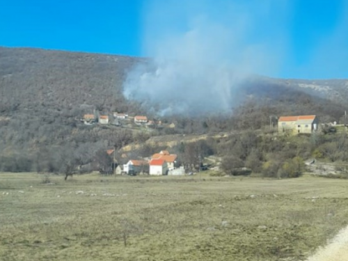 Aktivno više požara u Tomislavgradu, neki prijete i kućama
