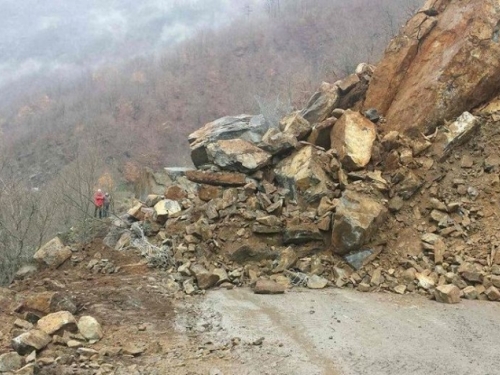 Odron kamena na putu Jablanica-Prozor, promet potpuno obustavljen