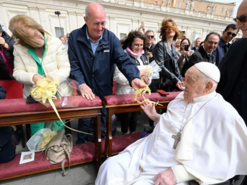 Papa Franjo se neočekivano pojavio na Trgu svetoga Petra