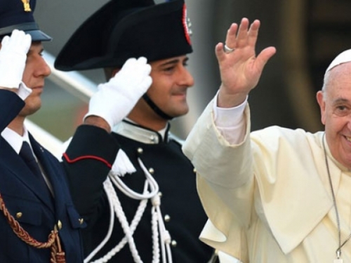 Papa Franjo stigao u Albaniju, mjere sigurnosti pojačane zbog prijetnji ISIS-a