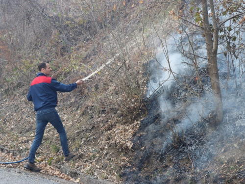 FOTO/VIDEO: Ugašen požar koji je prijetio objektu HE Rama