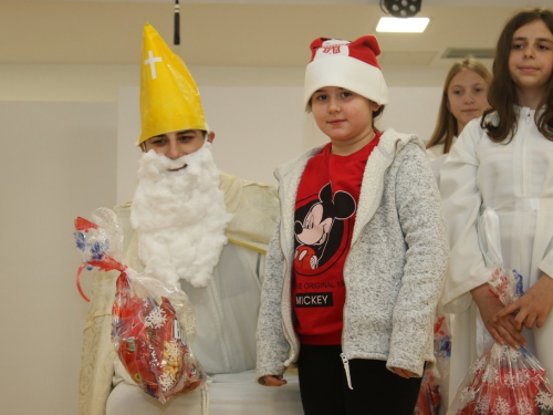 FOTO: Sv. Nikola razveselio mališane u Rumbocima