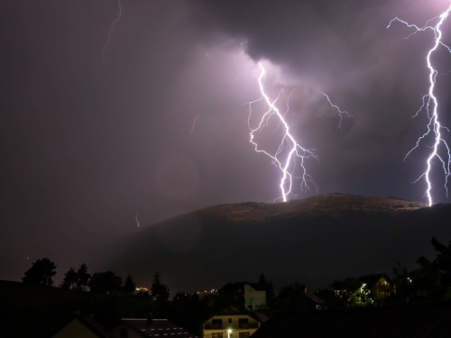 FOTO: Munje parale nebo nad Ramom