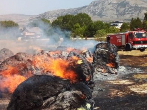 Mrkodol: U požaru izgorjelo 150 bala sijena!