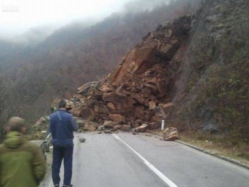 Odron kamena na putu Jablanica-Prozor, promet potpuno obustavljen