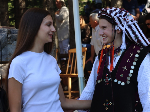 FOTO/VIDEO: Tisuće hodočasnika okupilo se na Kedžari u spomen na Divu Grabovčevu