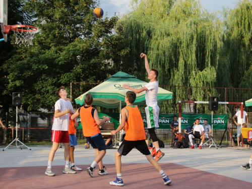 FOTO: Ekipa ''ALF Market'' osvojila Streetball za juniore