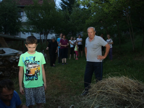 FOTO: Paljenjem svitnjaka Rama dočekuje sv. Ivu