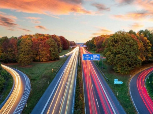 Nijemci su izračunali: Uvođenje limita brzine na Autobahnu donijelo bi veliku novčanu uštedu!