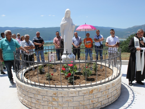 FOTO/VIDEO: U Podboru svečano blagoslovljen Gospin kip