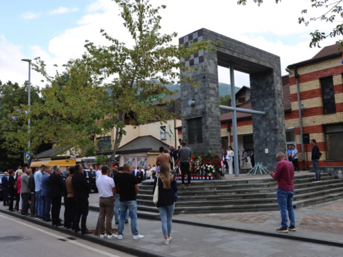 FOTO: Polaganjem vijenaca i svečanom sjednicom započelo obilježavanje Dana općine