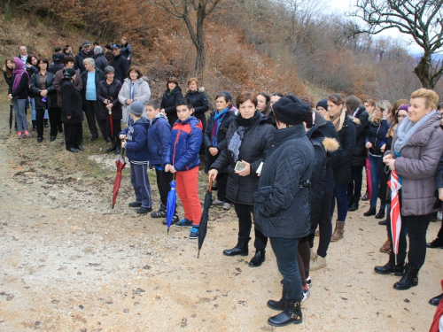 FOTO: Vlč. Ljubo Zadrić predvodio križni put na Uzdolu