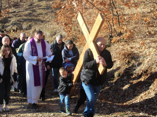 FOTO: Pobožnost križnog puta u župi Uzdol