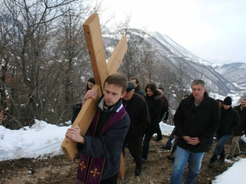 FOTO: Vlč. Ivan Karača predvodio Križni put na Uzdolu