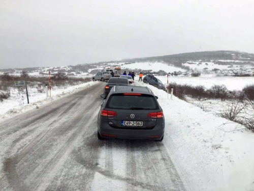 Snijeg pravi probleme na cesti Tomislavgrad – Posušje