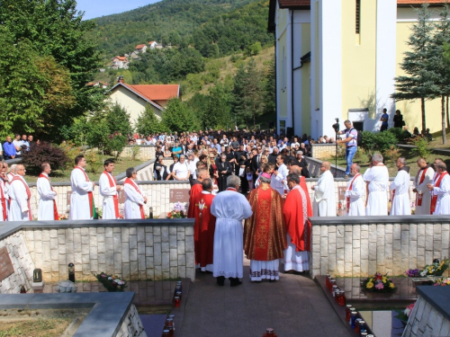 FOTO/VIDEO: Na Uzdolu obilježena 22. obljetnica stravičnog pokolja nad Hrvatima