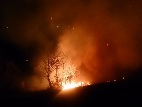 FOTO/VIDEO: Na Ometalama gorilo, intervenirali vatrogasci
