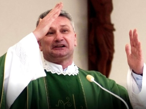Fra Valentin: “Imaš 18 i više godina, živiš s roditeljima. Treba ti uvesti prirez i porez!”