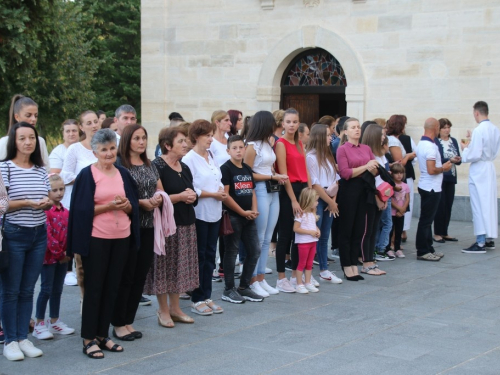 FOTO: Započela trodnevnica u župi Rama-Šćit, prvašići darovani prigodnim darovima