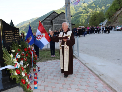 FOTO: Na Ustirami svečano otkriven spomenik poginulim i nestalim braniteljima