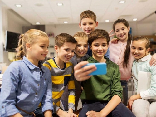 Od rujna stupa na snagu zabrana mobitela za sve učenike osnovnih škola