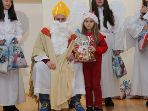 FOTO: Sveti Nikola razveselio najmlađe u župi Rumboci