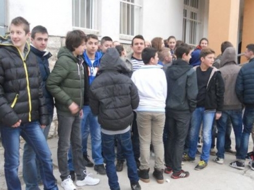 Učenici prosvjedovali pred zgradom općine