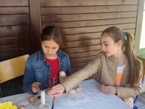 FOTO: Održana radionica tradicionalnog šaranja uskrsnih jaja