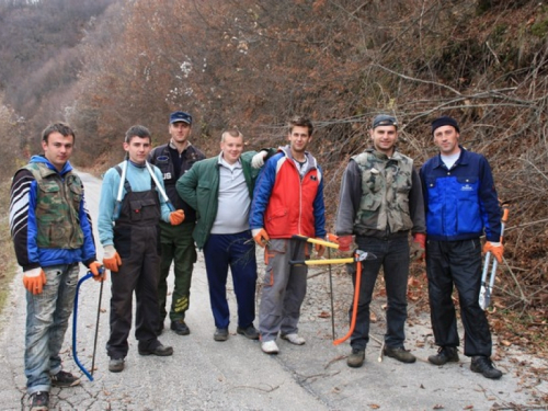 Ekipa mladih na uređenju puta Izlaz - Orašac