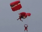 VIDEO: Nije mu se otvorio padobran, u zadnji ga tren ulovio kolega!