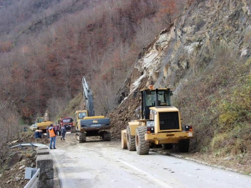 Čišćenje odrona na cesti Prozor-Jablanica trajat će još nekoliko dana!