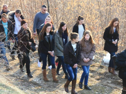 FOTO: Fra Andrija Jozić predvodio Križni put na Uzdolu