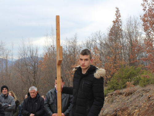 FOTO: Put križa na petu korizmenu nedjelju u župi Uzdol