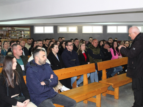 FOTO: Tečaj priprave za brak u župi Uzdol