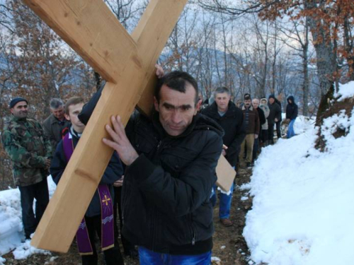 FOTO: Vlč. Ivan Karača predvodio Križni put na Uzdolu