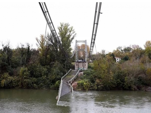 U Francuskoj se srušio viseći most