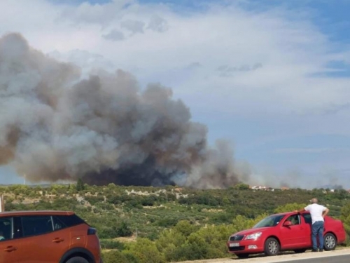 Veliki požar u Dalmaciji: Na terenu četiri kanadera