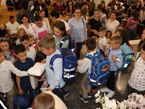 FOTO: Započela trodnevnica u župi Rama-Šćit, prvašići darovani prigodnim darovima