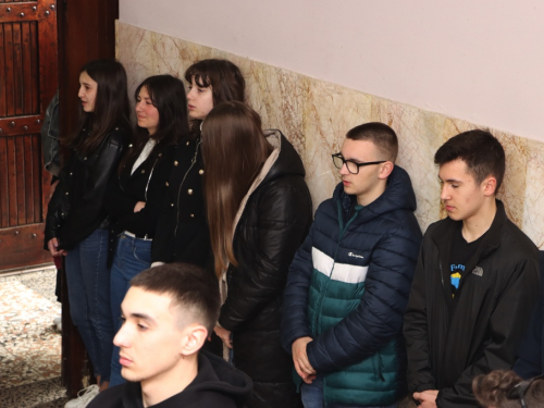 FOTO: Križni put mladih Fojničkog arhiđakonata u župi Rama-Šćit