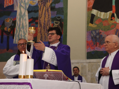 FOTO: Križni put mladih Fojničkog arhiđakonata u župi Rama-Šćit