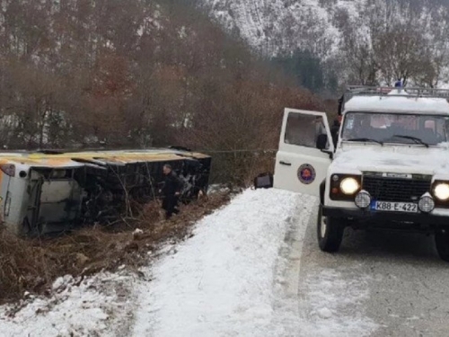 Dvoje ljudi poginulo u prevrtanju autobusa u BiH