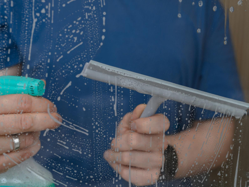 Ocat i soda bikarbona: Očistite kamenac s tuš kabine za 15 minuta