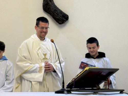 Svećenik ministrantu poklonio PlayStation 5