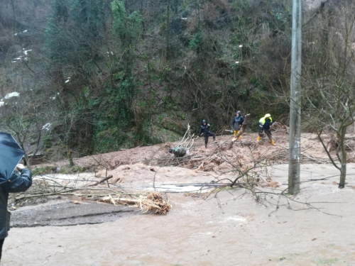 FOTO: Mještani Lovnice (Gračac) bore se s vodenim bujicama i klizištima