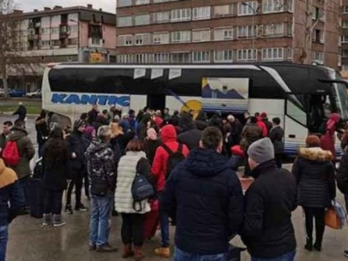 Puni autobusi odvoze radnike iz BiH, zemlja se vraća u realnost