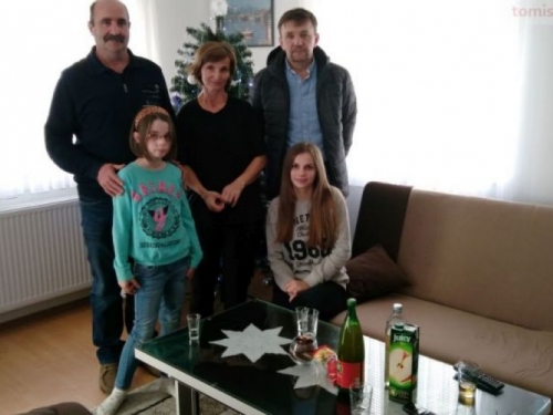 Predstavnici organizacijskoga odbora 'Ramske noći' posjetili obitelj Gudelj u Vedašiću