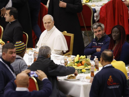 Papa Lav ručao s beskućnicima i izbjeglicama