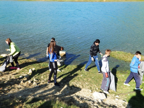 FOTO: Učenici u akciji čišćenja obale Ramskog jezera