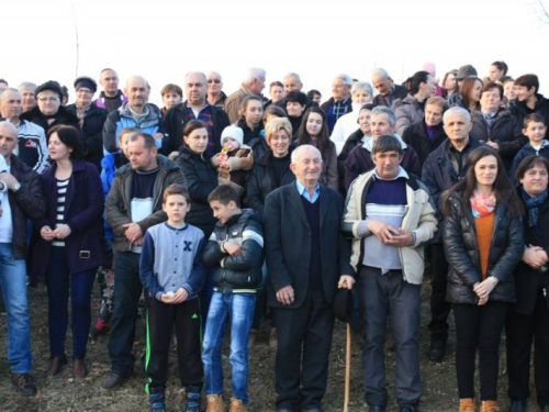 FOTO: Fra Andrija Jozić predvodio Križni put na Uzdolu